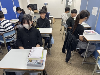 やりっぱなし」にさせない緊張感！提出前のワークチェックを待つ生徒たち