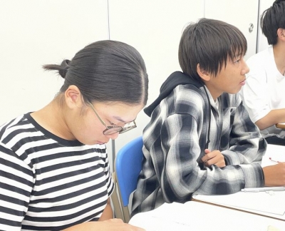 テストで点数が取れるポイントはここだったんだとノートを取る生徒達