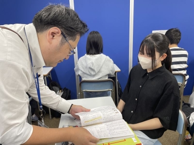副校長の松田先生が全員の課題を丁寧にみてアドバイスしていきます。