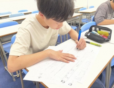 山手中のテスト対策です。少人数ではありますがその空気は真剣です。よーく見てると副校長の松田先生の特別マークがある特製プリントということがわかりますね。